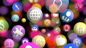 Performance marketing Kanäle-Im Bild sind die bunte Social Media Logos, Tools als Distributionskanal-Icon-Wolke geschildert