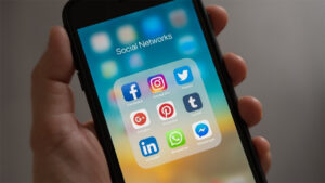 Facebook Formate. Mobiltelefon zeigt Socia Media Apps wie Facebook und Instagram
