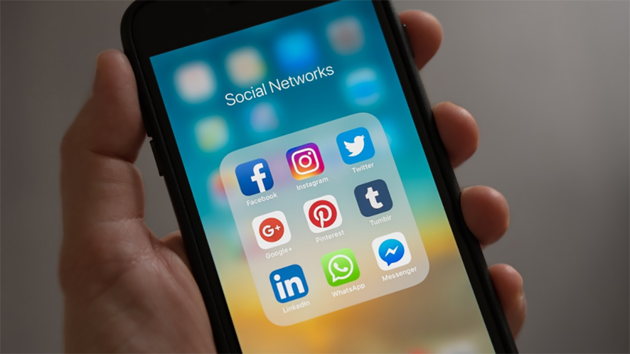 Facebook Formate. Mobiltelefon zeigt Socia Media Apps wie Facebook und Instagram