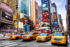 Native Advertising vs. Content Marketing- Bild von NY Ttaxis und viele Bildboard im hintergrund