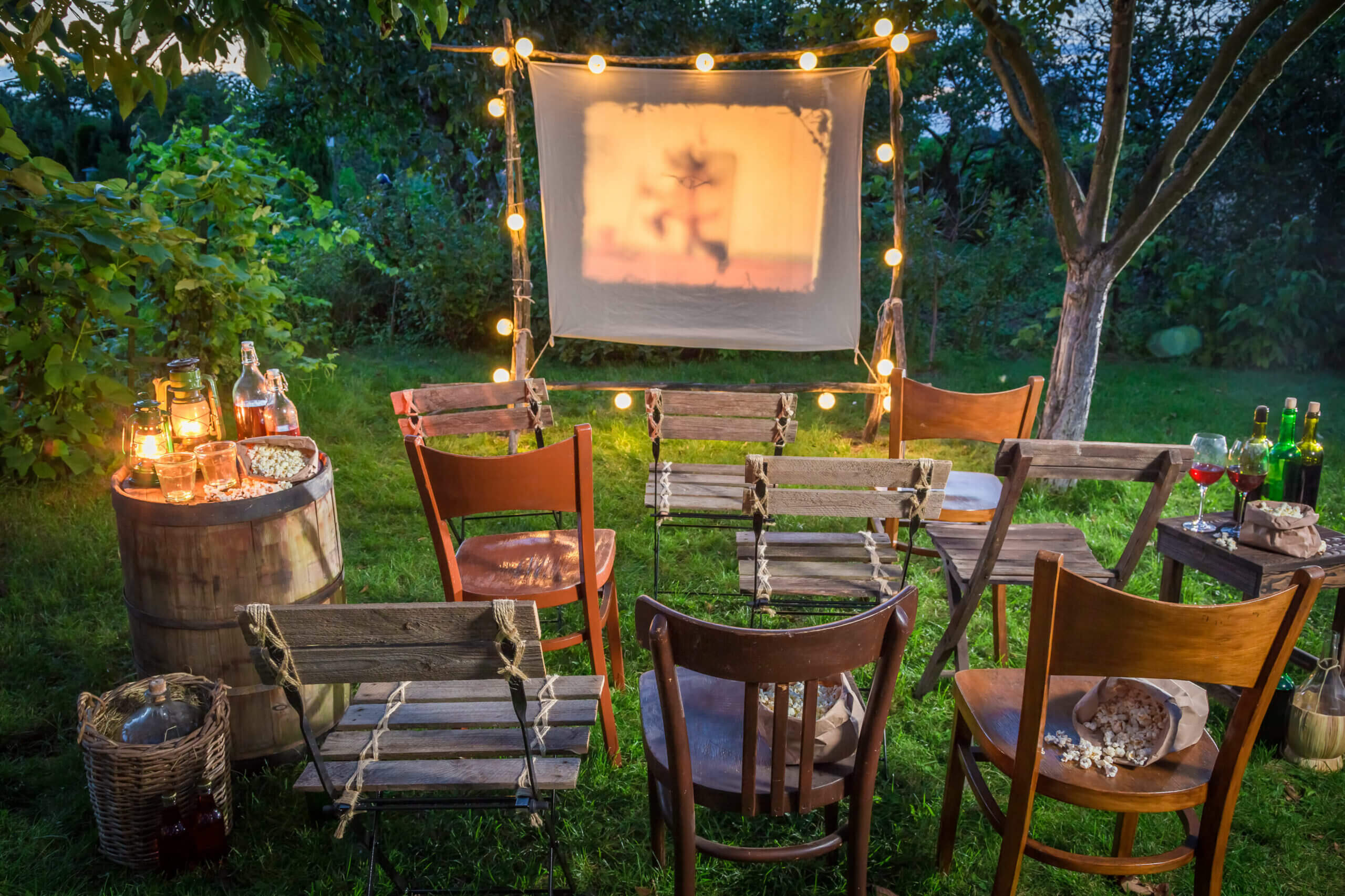 die Szene zum Filmeschauen in der Natur mit Leiwand, Sessel und Licht. Dramaturgie für Content Marketing