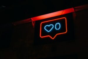 Social Media Trends 2012 Grafik mit Leuchtrekrame neon in Form eines Likes