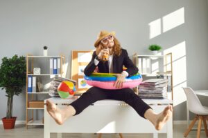 Corporate Influencer-Mitarbeiter mit Anzug sitz auf dem Tisch