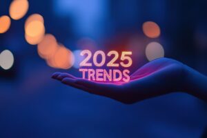 Eine Hand hält einen leuchtenden Text mit der Aufschrift „Trends 2025“ vor einem unscharfen Hintergrund mit warmem Licht.