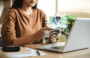 Eine Person sitzt an einem Schreibtisch und benutzt ein Smartphone und einen Laptop. Vor den Geräten werden digitale Grafiken der Künstlichen Intelligenz und ein Chatbot angezeigt.