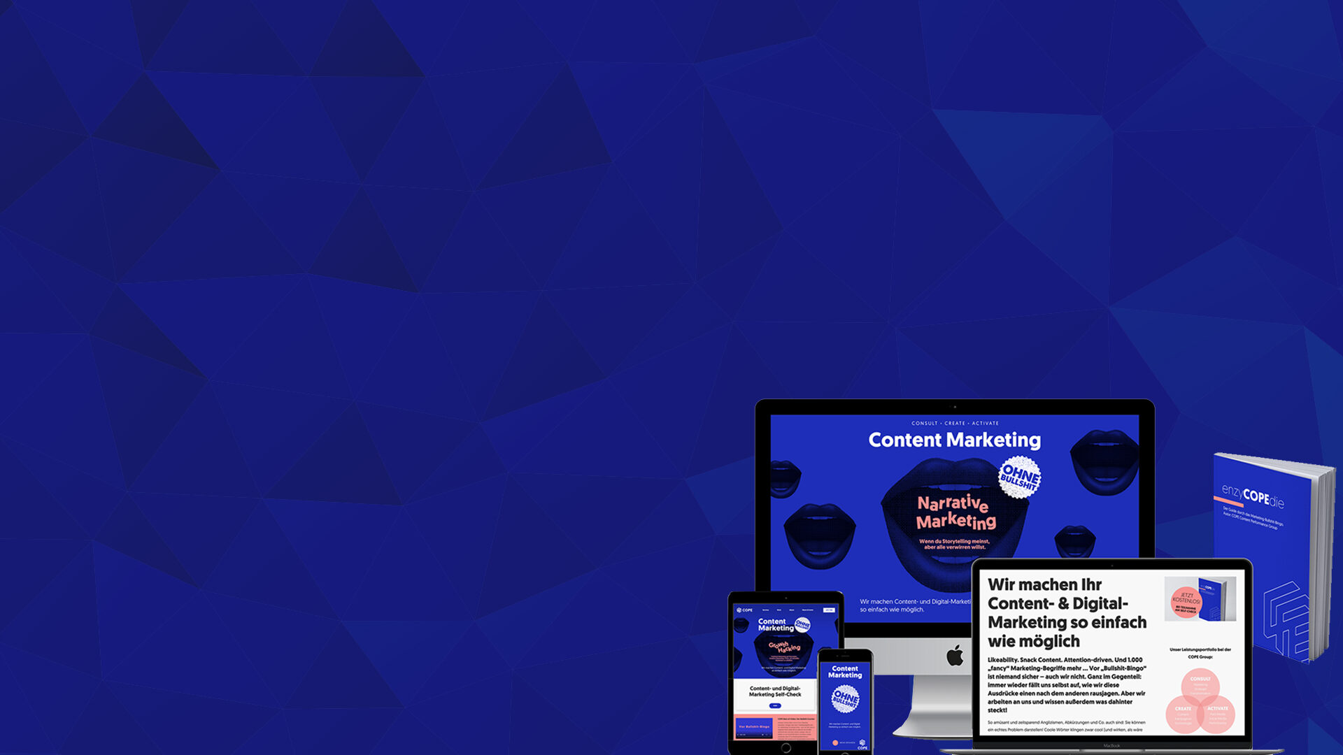 Ein Laptop, ein Tablet, ein Smartphone und ein Buch mit Content-Marketing-Materialien sind auf einem dunkelblauen, geometrischen Hintergrund angeordnet.