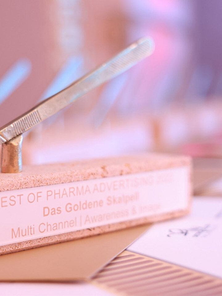 Eine Nahaufnahme eines Pharma-Werbepreises in Form eines Skalpells auf einem Ständer mit der Aufschrift 