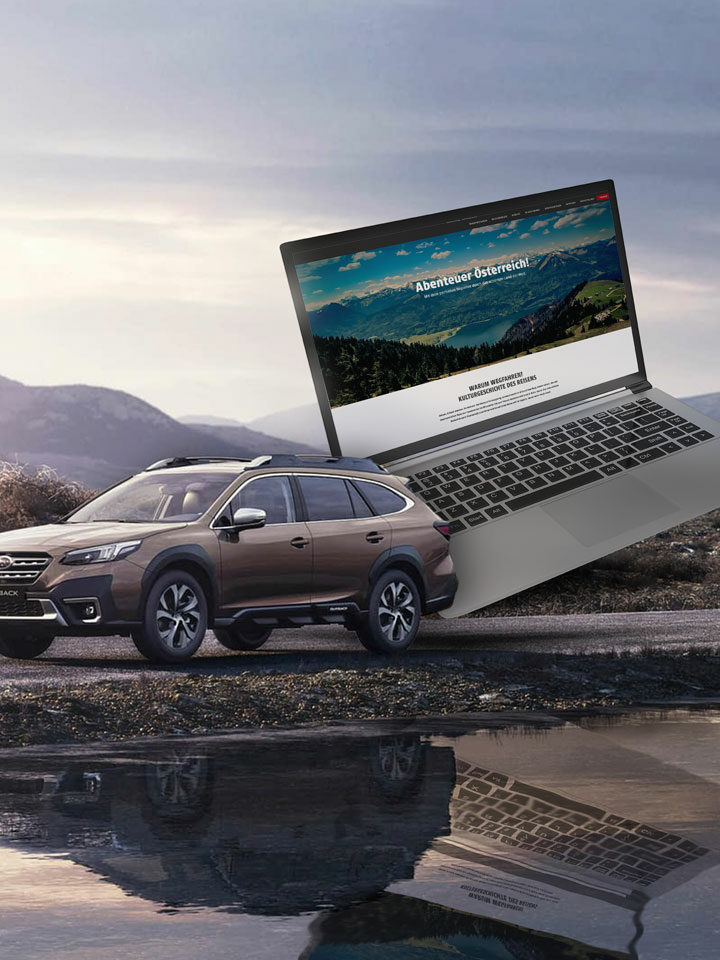 Ein Auto, das in der Nähe einer spiegelnden Wasseroberfläche geparkt ist, mit einem überdimensionalen Laptop, dahinter vor einer Berglandschaft.
