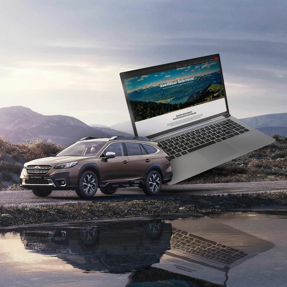 Ein Auto, das in der Nähe einer spiegelnden Wasseroberfläche geparkt ist, mit einem überdimensionalen Laptop, dahinter vor einer Berglandschaft.