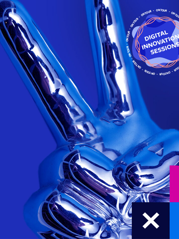 Eine metallene Handskulptur formt ein Friedenszeichen vor einem einfarbig blauen Hintergrund mit bunten quadratischen Symbolen auf der rechten Seite.