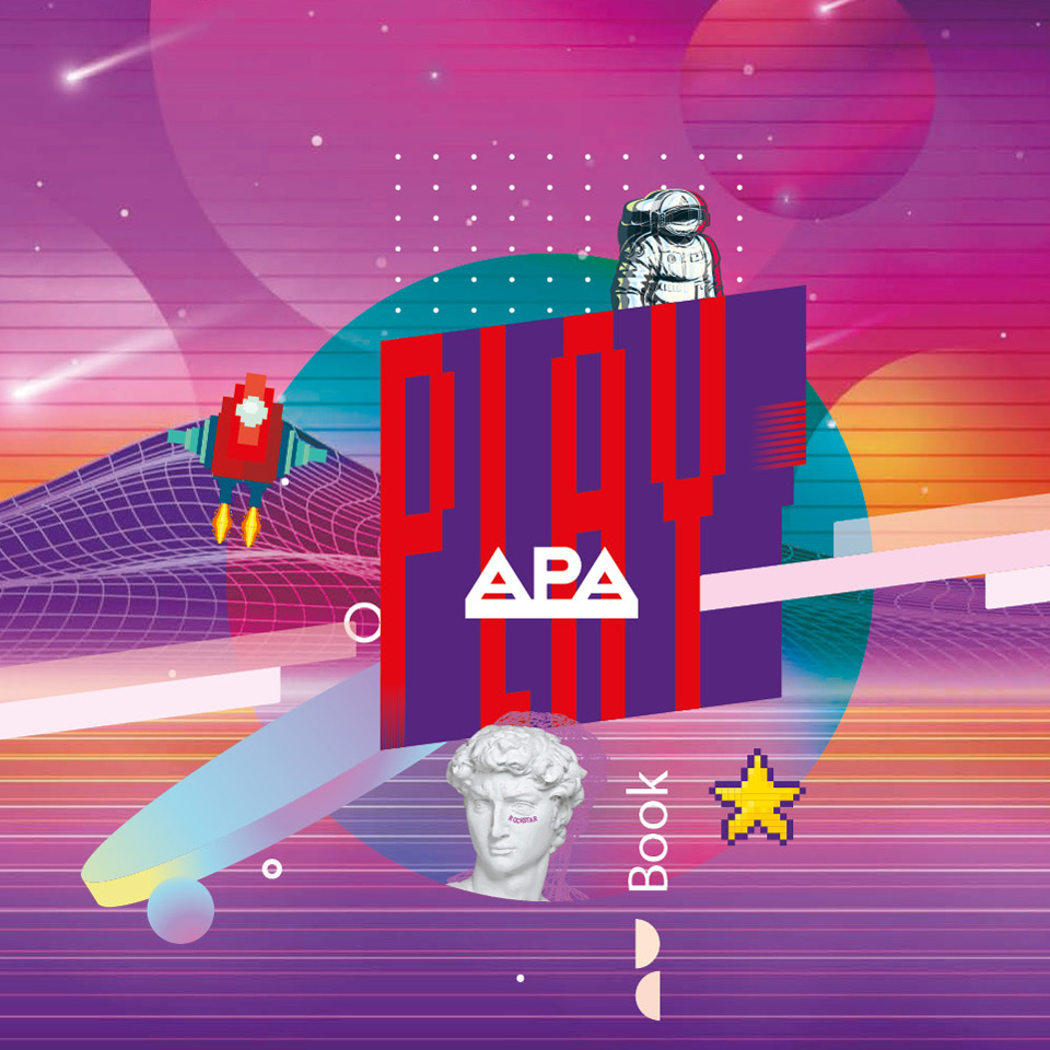Farbenfrohe retro-futuristische Grafik für eine Awareness-Kampagne mit dem Wort „PLAY“, mit einer Büste, einem Astronauten, einer Rakete, einem Pixelstern und geometrischen Formen vor einem lebendigen, abstrakten Hintergrund.