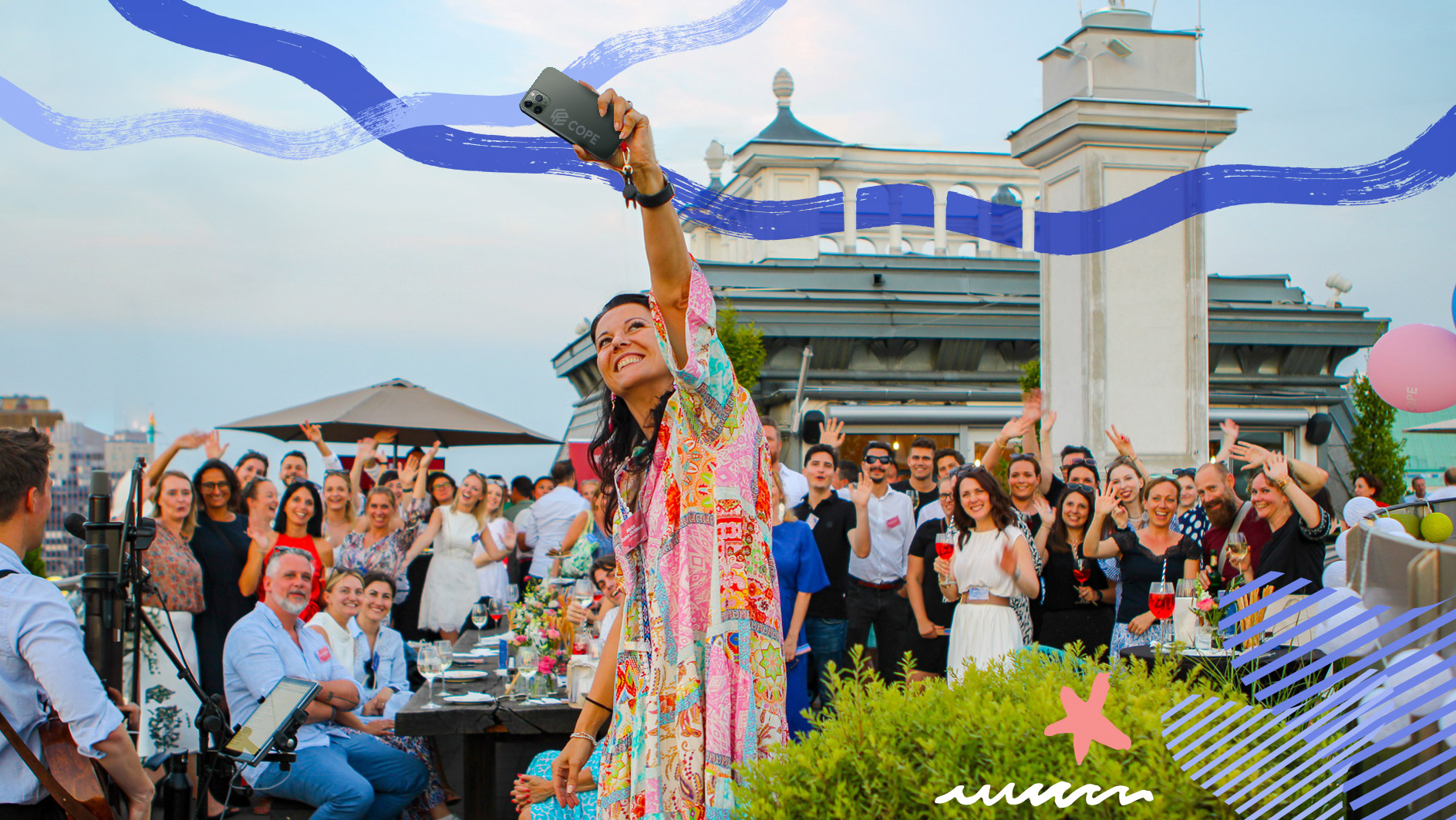 Geschäftsführerin Marion Stelzer-Zöchbauer macht ein Gruppenselfie beim COPE Rooftop Event mit allen Gästen.