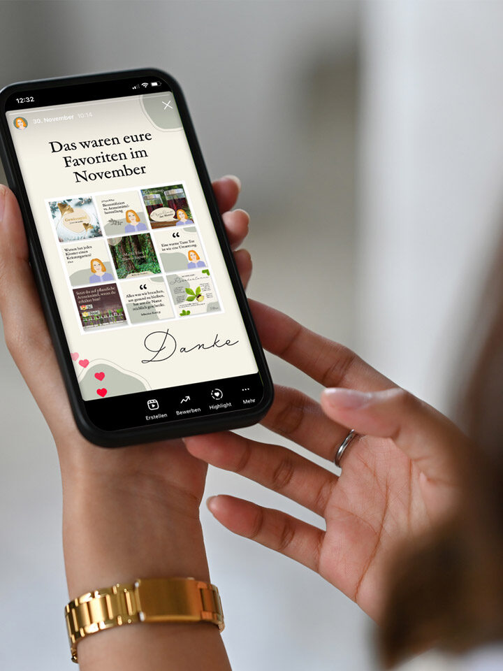 Eine Frau hält ein Smartphone mit einer Zeitschrift darauf.