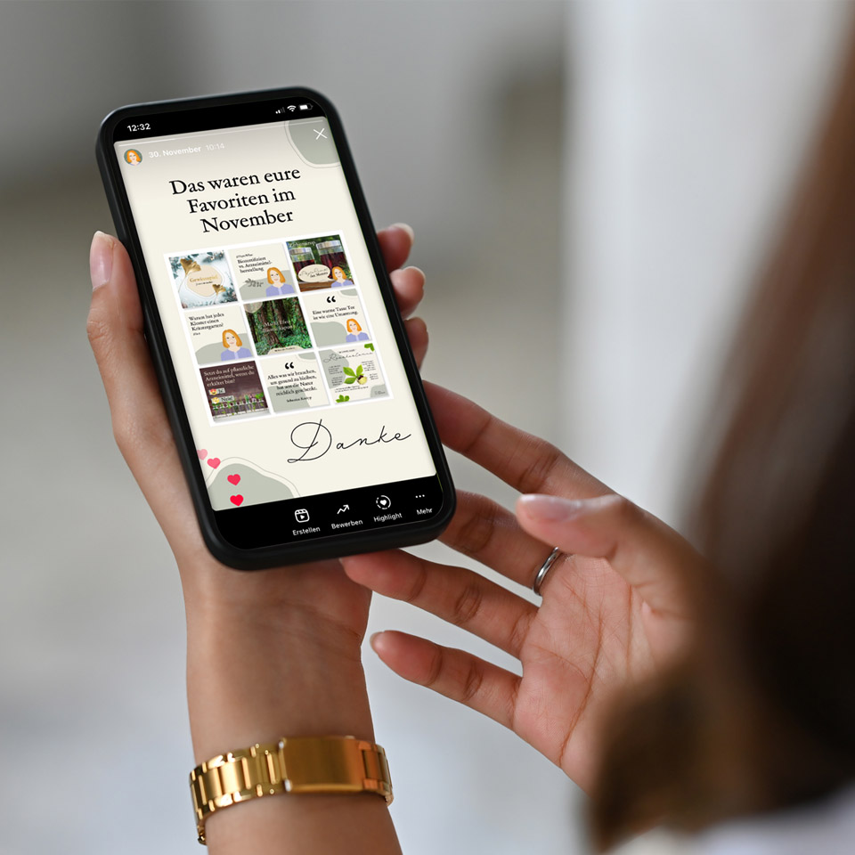 Eine Frau hält ein Smartphone mit einer Zeitschrift darauf.