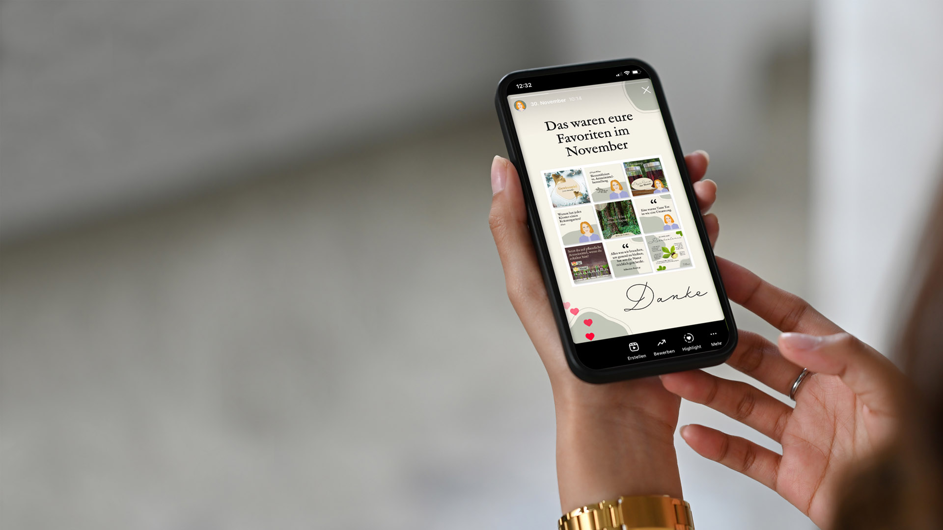 Eine Frau präsentiert ein Buch auf ihrem Smartphone bei einer Content-Marketing-Agentur.