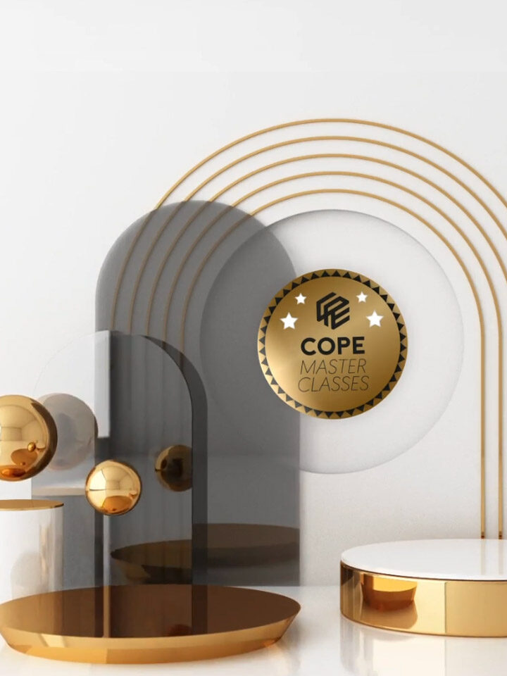 Goldene und weiße abstrakte Formen neben einem goldenen Siegel mit der Aufschrift „COPE Master Classes“ mit Sternen und einem geometrischen Logo auf grauem und weißem Hintergrund.