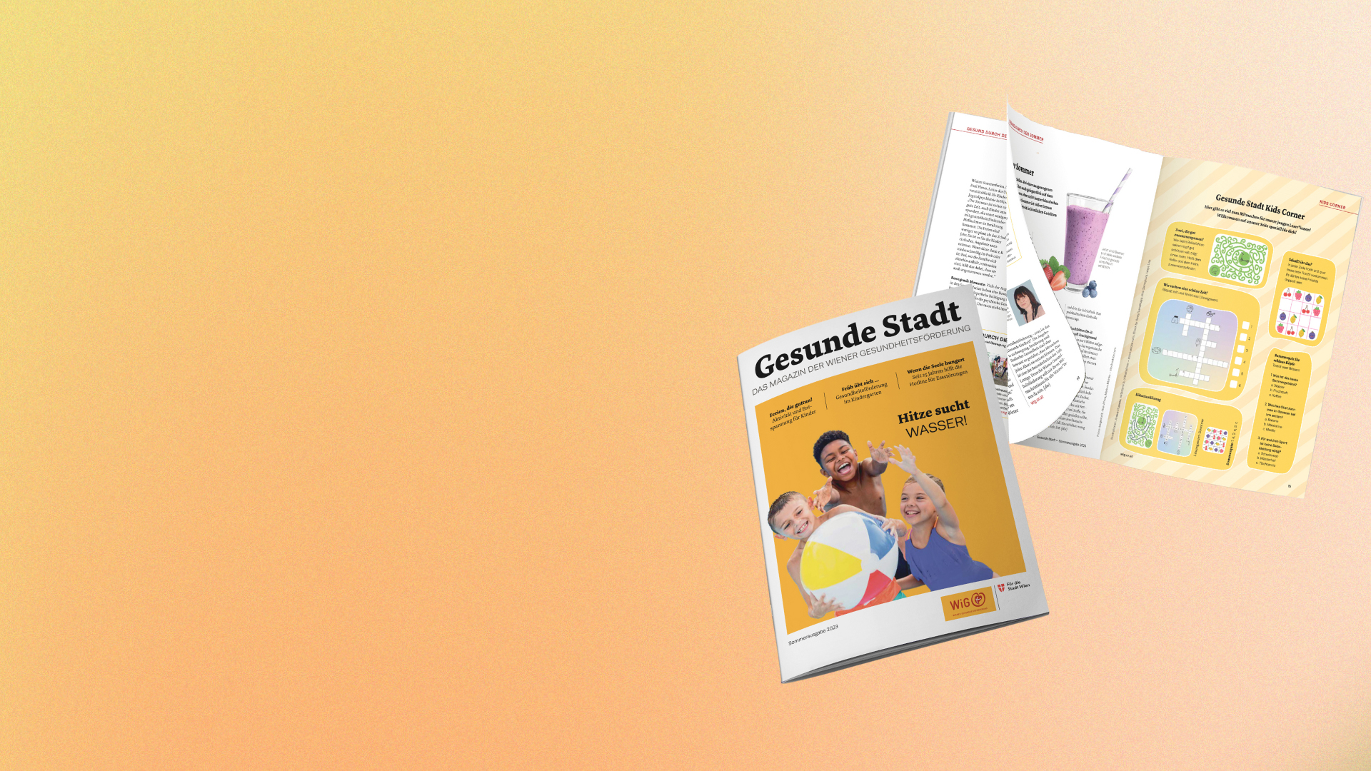 Eine Zeitschrift mit dem Titel „Gesunde Stadt“ mit einem Titelbild von drei lächelnden Menschen und einer aufgeschlagenen Seite mit Smoothie-Rezepten und Tipps zur Flüssigkeitszufuhr auf einem orangefarbenen Hintergrund mit Farbverlauf.