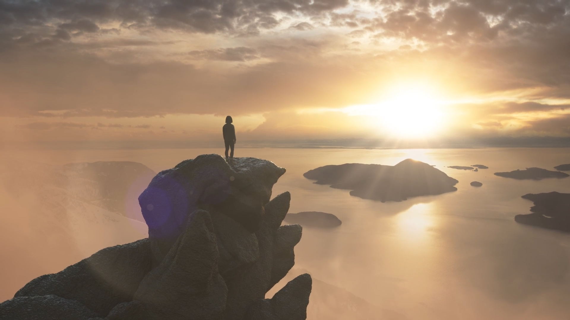 Eine Person steht auf einer felsigen Klippe und überblickt ein ruhiges Gewässer mit Inseln, während die Sonne hinter Wolken am Horizont untergeht oder aufgeht.