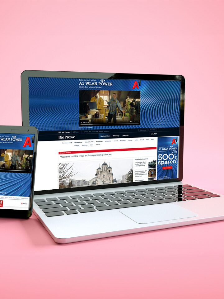 Auf einem Smartphone und einem Laptop wird dieselbe Homepage einer Website angezeigt, mit einem Nachrichtenartikel und blau gestalteten Anzeigen, alles vor einem rosa Hintergrund.