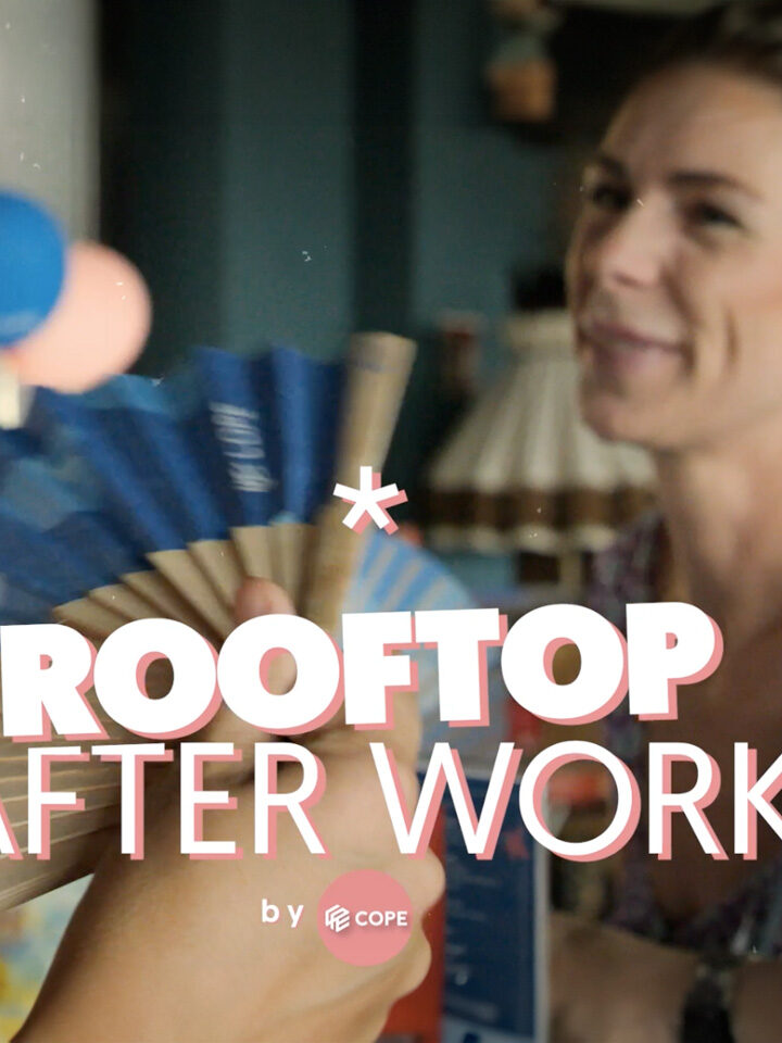 Person, die einen Fächer hält, mit einer lächelnden Person im Hintergrund. Textüberlagerung lautet: „Rooftop After Work von COPE“.