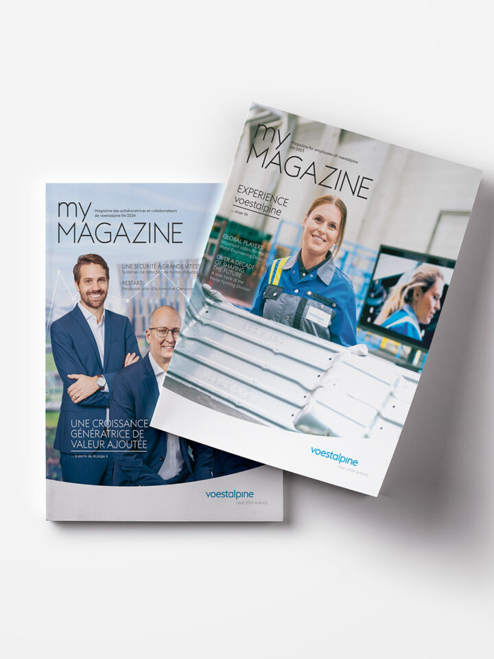 Zwei Zeitschriften liegen auf einer hellen Fläche. Die Titel zeigen professionell gekleidete Personen in Geschäfts- und Industrieumgebungen. Die Zeitschriften tragen die Titel „My Magazine“ und „Magazine“.