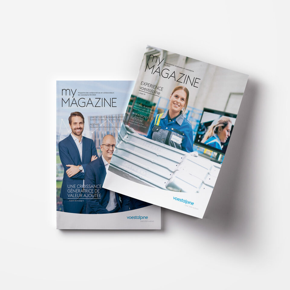 Zwei Zeitschriften liegen auf einer hellen Fläche. Die Titel zeigen professionell gekleidete Personen in Geschäfts- und Industrieumgebungen. Die Zeitschriften tragen die Titel „My Magazine“ und „Magazine“.